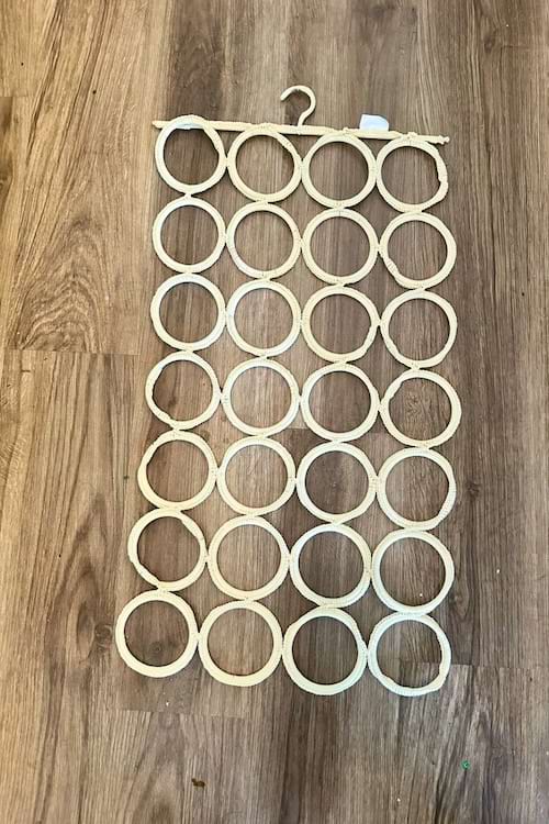 Un cintre à anneaux est utilisé pour plus de rangement.