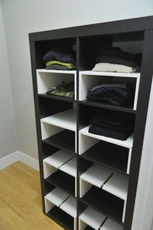 Étagères Expedit pour le dressing.