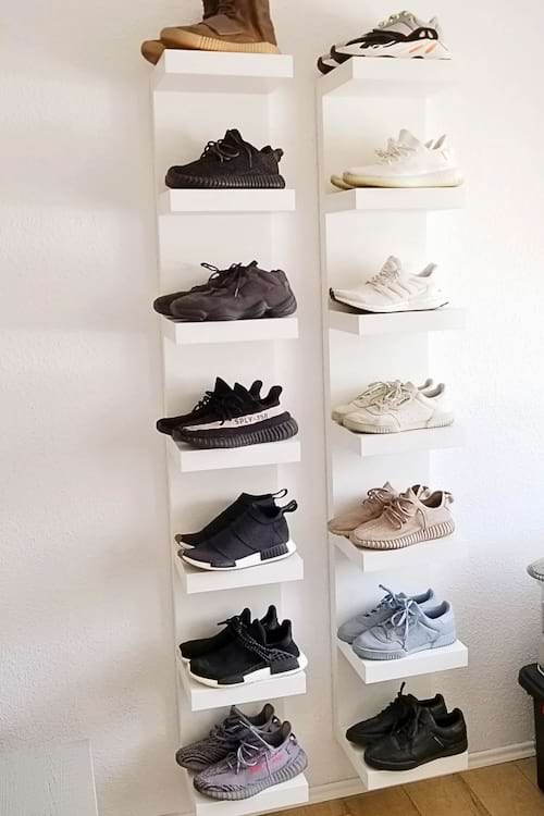 Des étagères murales permettent de stocker des paires de chaussures en hauteur.