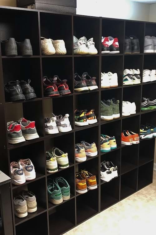 Des chaussures sont rangées dans des supports muraux individuels, économisant de la place au sol.