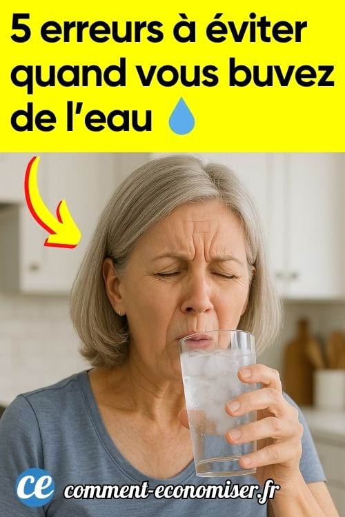 Une dame âgée qui boit un verre d'eau glacée en faisant une grimace.