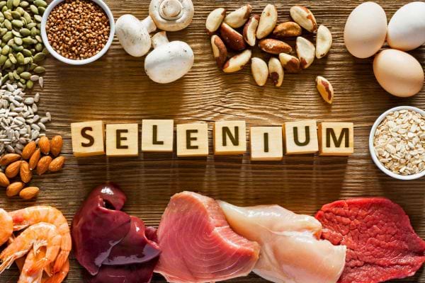 Différents aliments riches en sélénium disposés autour du mot "selenium".