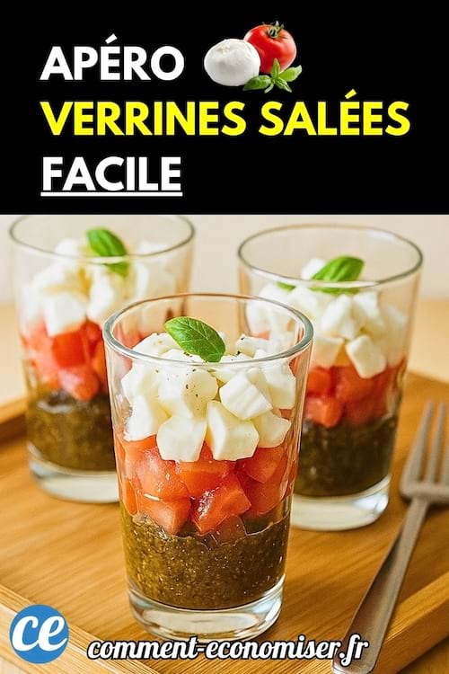 Trois verrines apéritives avec tomates, mozzarella et pesto.