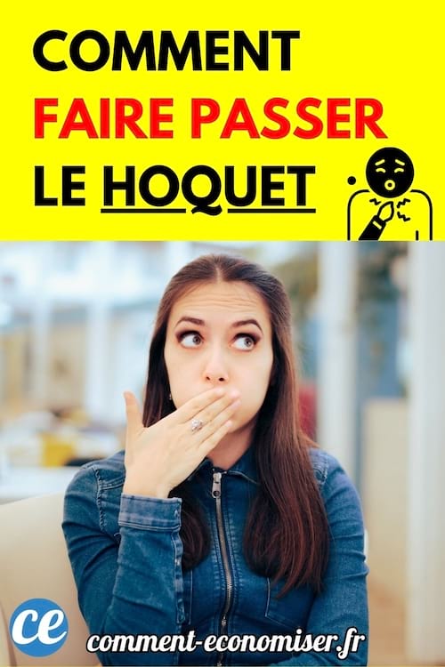 Femme brune en chemise jean couvrant sa bouche avec la main.