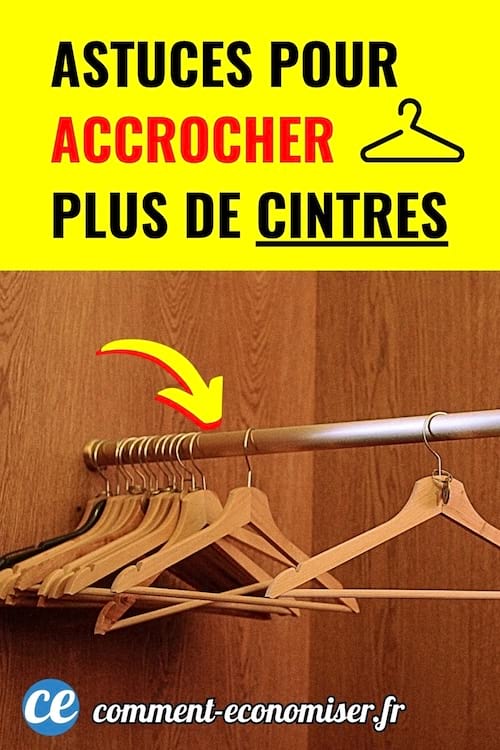 Penderie en bois remplie de cintres suspendus avec flèche jaune montrant une astuce pour gagner de la place.