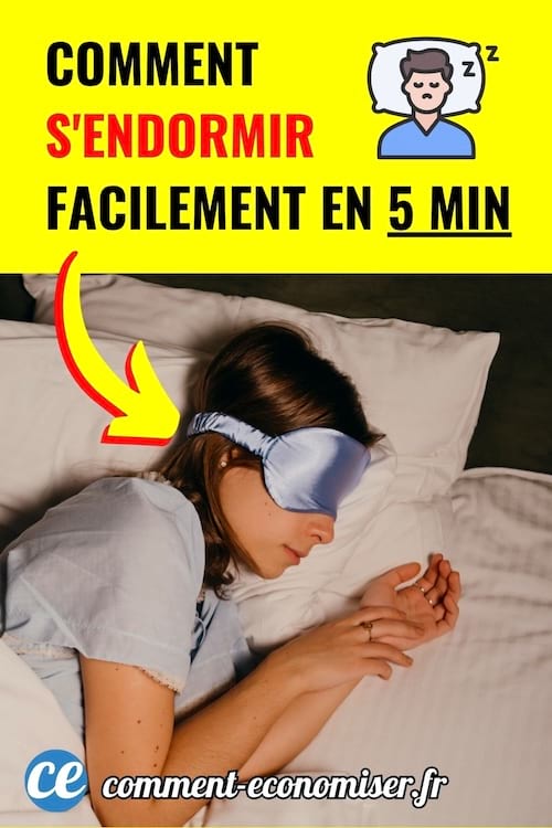 Femme dormant sur le côté avec un masque de sommeil en satin bleu.