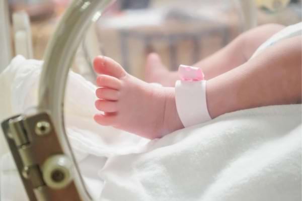 le pied d'un bébé dans une couveuse
