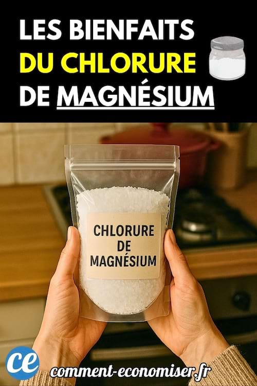 Sachet transparent de chlorure de magnésium blanc tenu par deux mains.
