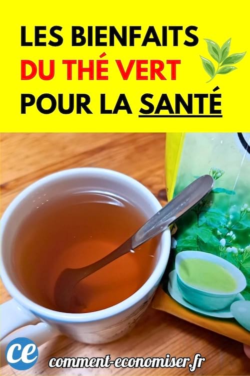 Une tasse de thé vert fumant posée sur une table en bois.
