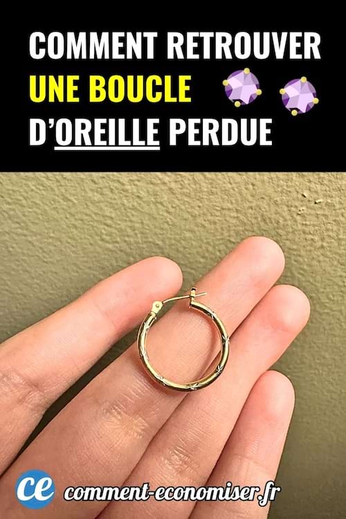 Main tenant une boucle d’oreille dorée devant un mur beige avec texte explicatif au-dessus.