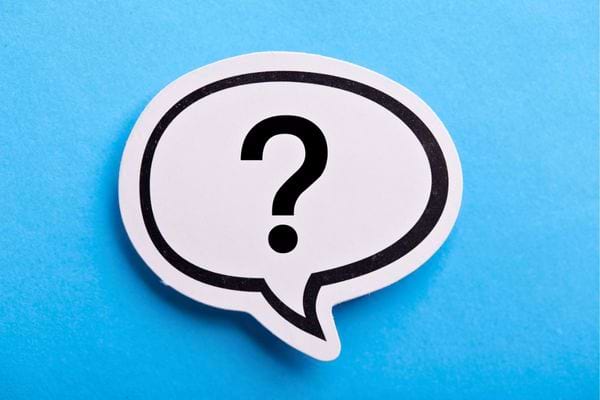 Une bulle de dialogue blanche avec un point d’interrogation sur fond bleu.