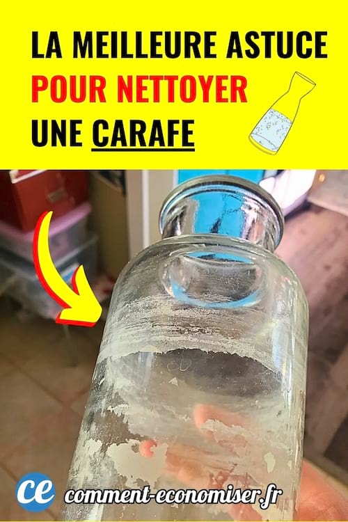 Une carafe en verre avec des traces blanches de calcaire visibles.