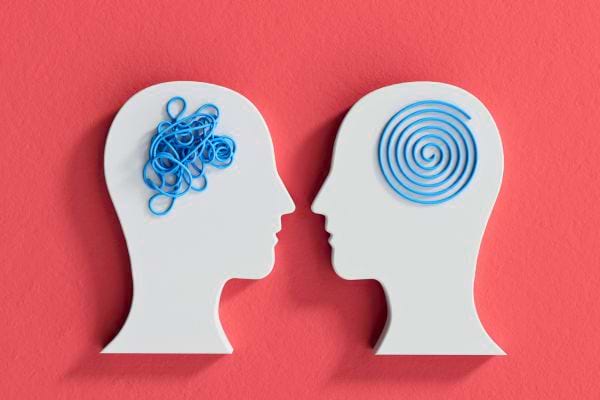 Illustration de deux têtes, l’une avec un esprit confus et l’autre avec un esprit clair.