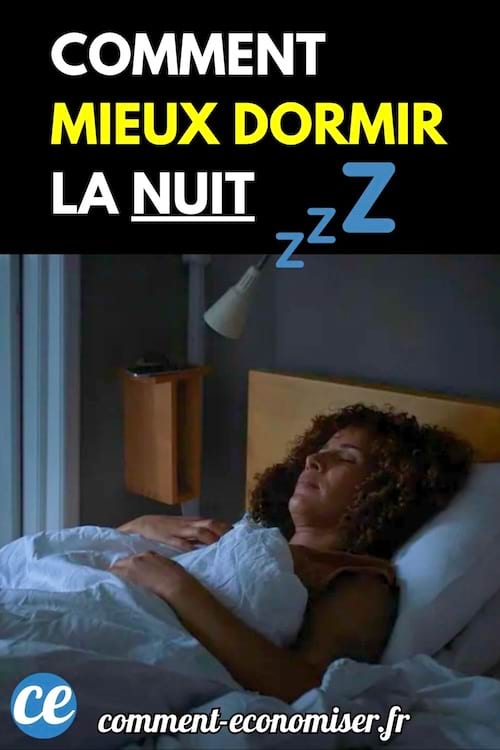 Femme endormie paisiblement dans un lit la nuit.
