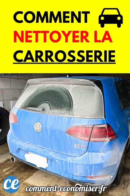 Voiture bleue couverte de poussière et saleté sur la carrosserie.