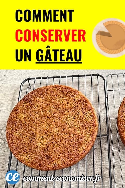 Deux gâteaux ronds refroidissant sur une grille métallique avec texte jaune et rouge en haut.