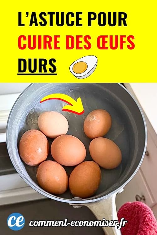 Casserole remplie d’eau chaude avec plusieurs œufs bruns en cours de cuisson et flèche jaune.