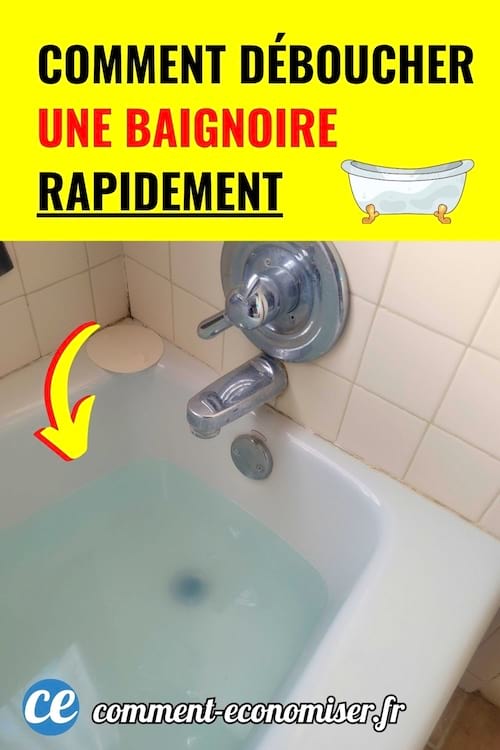 Baignoire blanche remplie d’eau trouble avec flèche jaune vers la bonde.