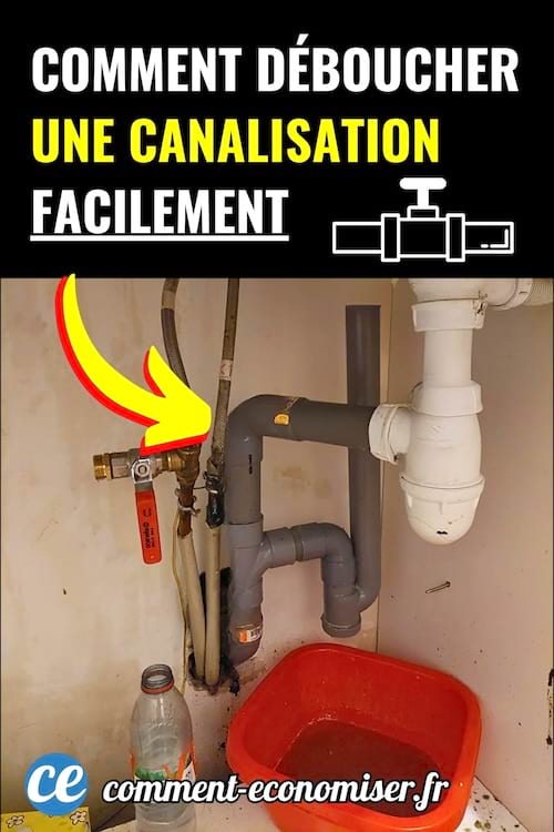 Canalisation sous évier avec tuyaux en PVC et bassine rouge en dessous.