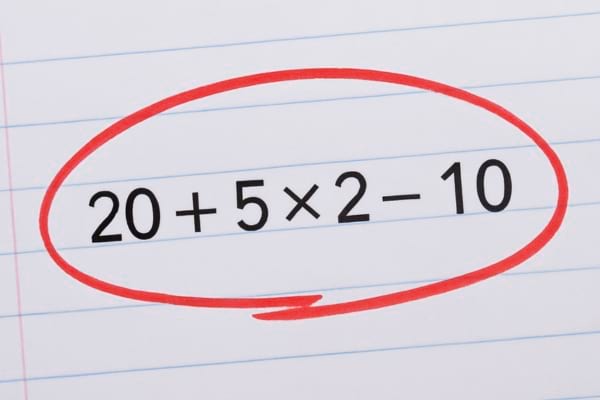feuille avec le calcul « 20 + 5 × 2 − 10 » entouré en rouge.