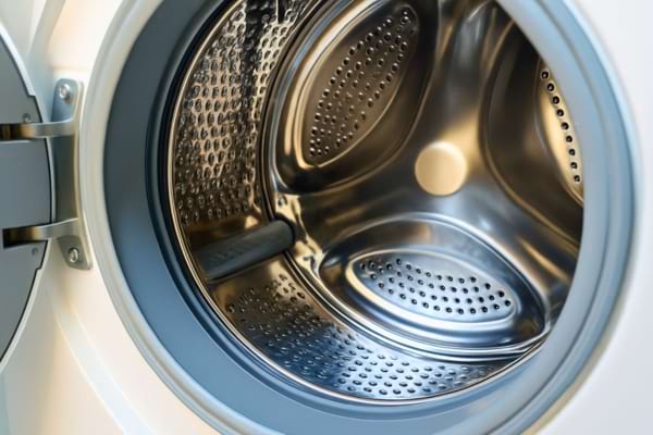 Photo réaliste du tambour d’un lave-linge brillant et propre