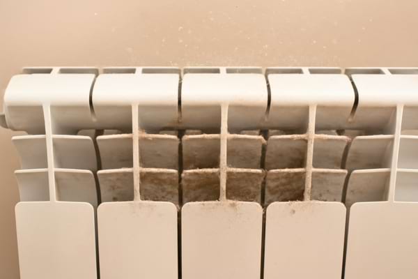 un radiateur poussiéreux avant nettoyage