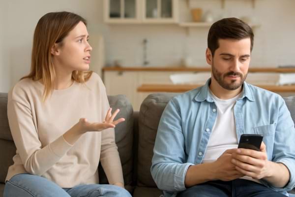 une personne parle tandis que l’autre regarde son téléphone