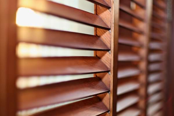 Du soleil qui passe à travers les volets