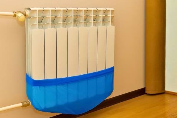 L'astuce du sac sur le radiateur pour économiser du chauffage