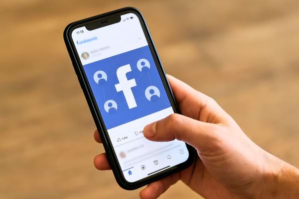 un smartphone connecté à plusieurs profils autour