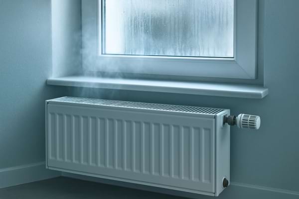 Radiateur allumé à pleine puissance dans une pièce encore froide