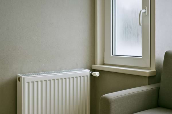 Mur intérieur avec légère condensation, fenêtre embuée