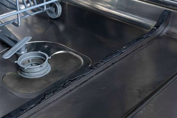 des joints de lave vaisselle abimés à cause d'un excès de vinaigre blanc