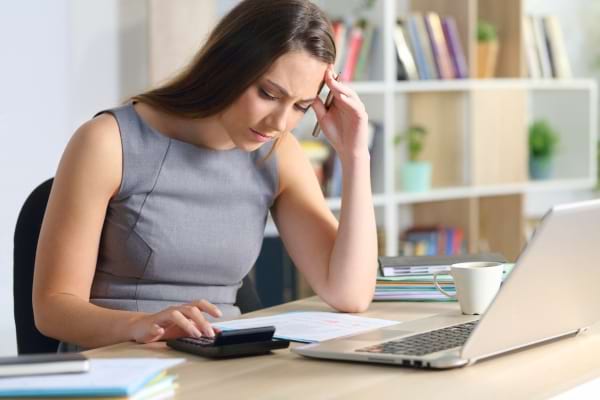 une femme qui réfléchi sur un calcul