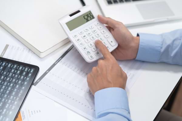 un homme qui fait un calcul sur une calculatrice