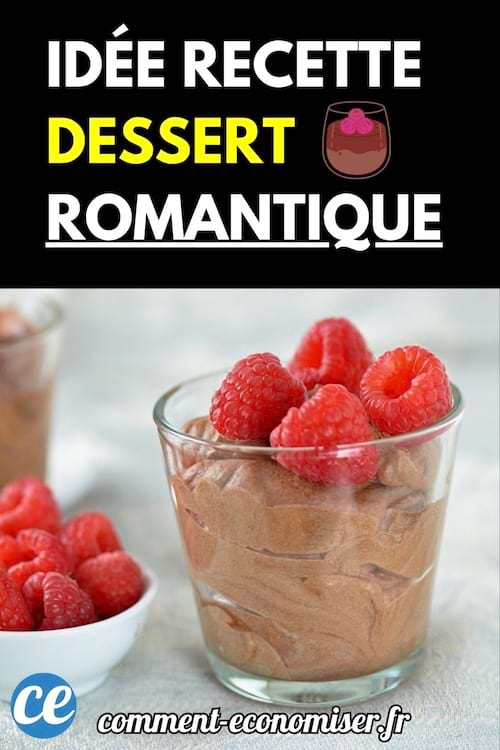 Verrine de mousse au chocolat décorée de framboises fraîches rouges.