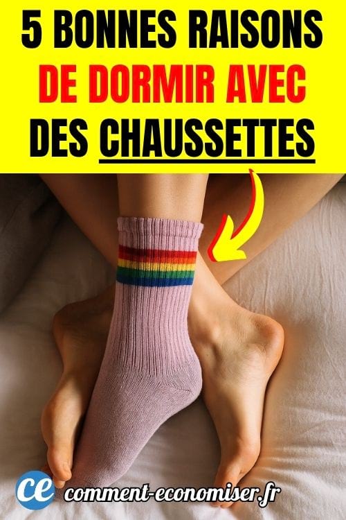 Un pied avec une chaussette confortable et deux pieds nus dans un lit, vu de dessus.
