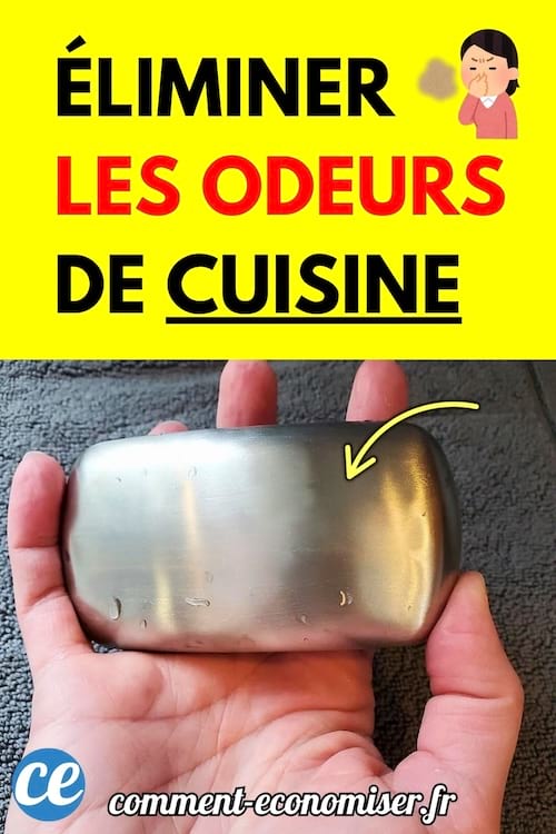 Main tenant un savon en acier pour éliminer les odeurs de cuisine.