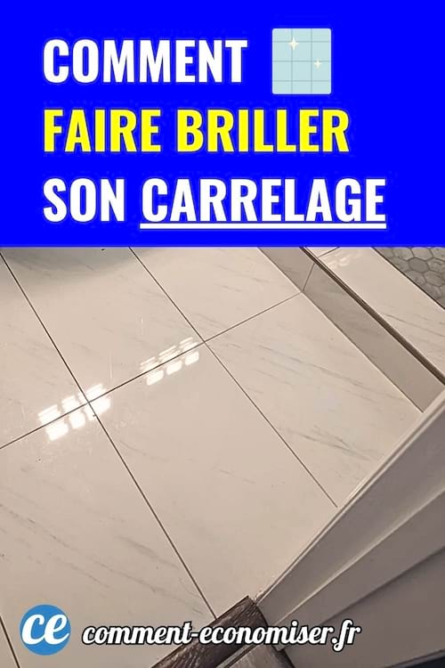 Sol en carrelage blanc brillant avec texte bleu et jaune expliquant une méthode de nettoyage.