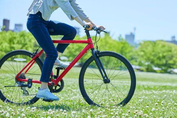 Femme qui fait du vélo.