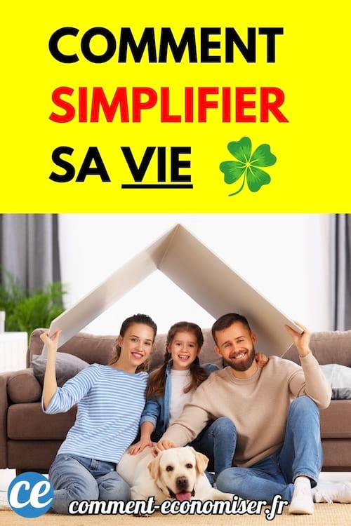 Une famille souriante avec un chien, assise sous un toit symbolique dans le salon.