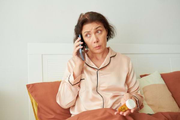 Femme qui subit un démarchage téléphonique.