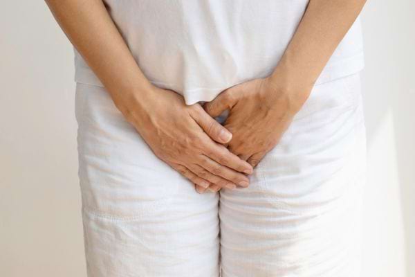 Une personne qui est sous incontenance.