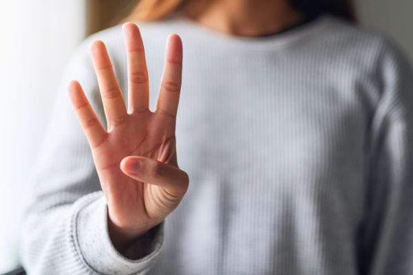 Femme qui montre quatre doigts.