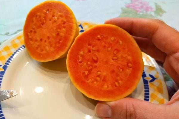 Fruit goyave coupé en deux.