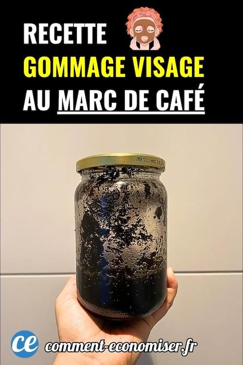 Main tenant un pot en verre rempli de marc de café, texte noir et jaune en haut.