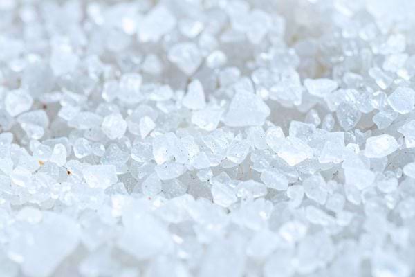Gros plan sur des cristaux blancs de sel marin ou de sel gemme.