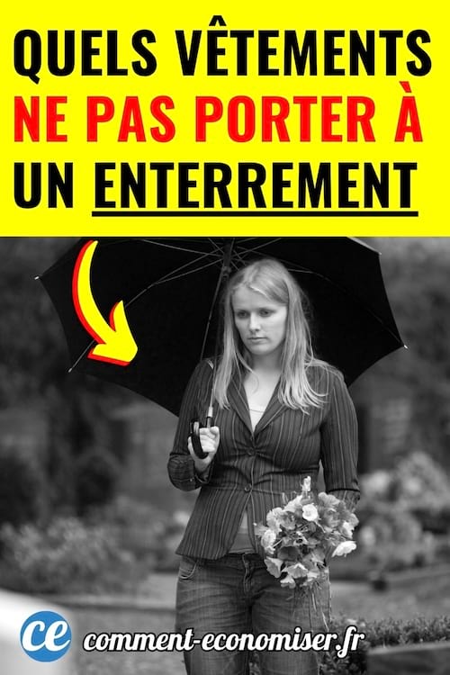 une femme avec un jean, une veste,un parapluie et un bouquet de fleurs à un enterrement