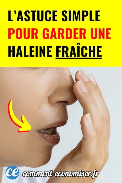 Femme vérifiant son haleine en se couvrant la bouche.