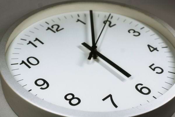 Une horloge murale indiquant environ 1h10.